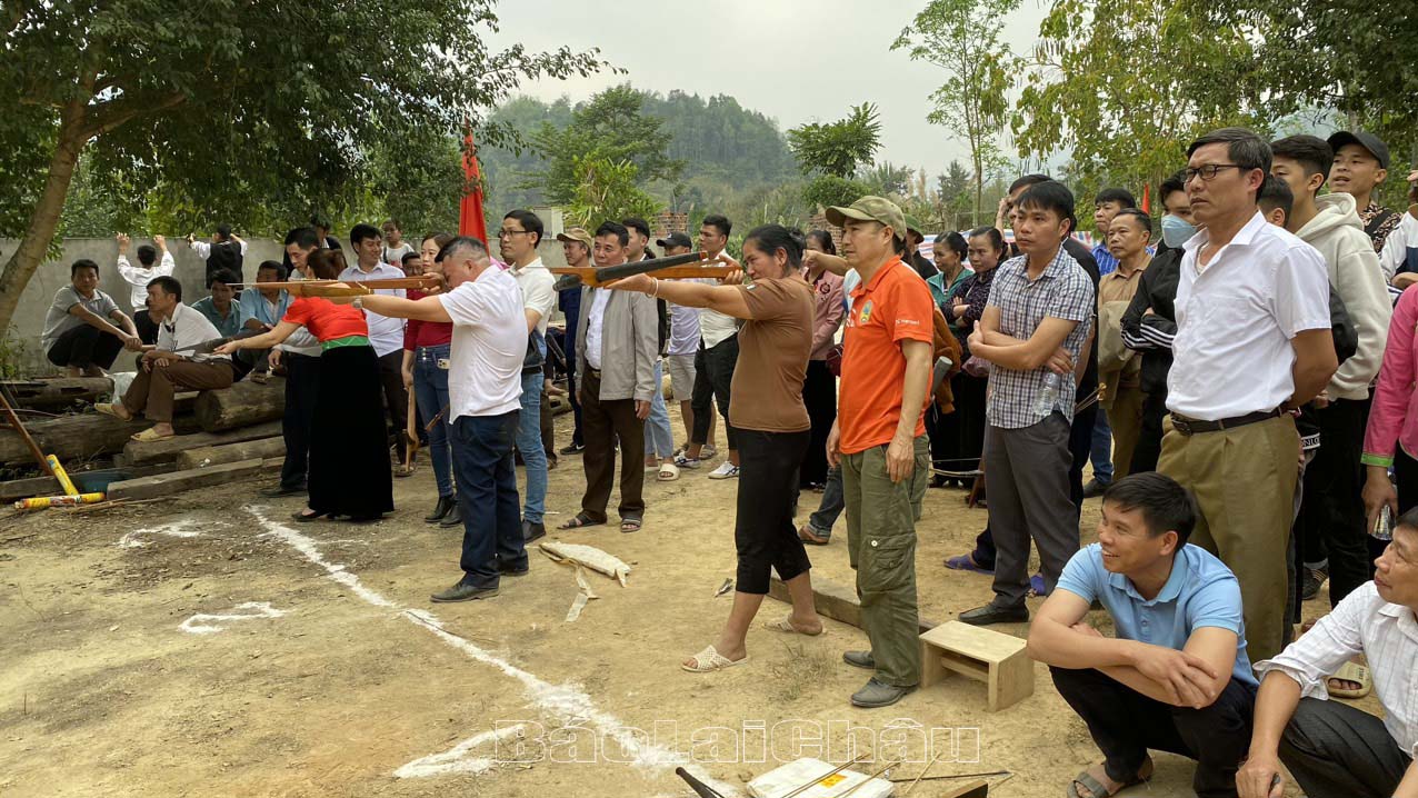 Người dân tham gia bắn nỏ